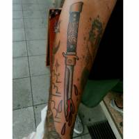 Tatuaje de un cuchillo ensangrentado