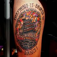 Tatuaje de un barco en una tormenta eléctrica
