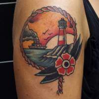 Tatuaje de un paisaje con un faro y un barco dentro de un marco de cuerda