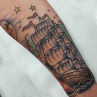 Tatuaje de un barco de vela navegando bajo las estrellas