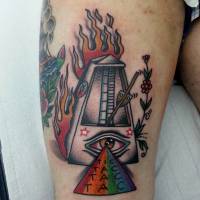 Tatuaje de un metrónomo en llamas