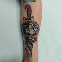 Tatuaje de una pantera atravesada por una espada
