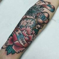 Tatuaje de un reloj entre flores