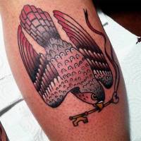 Tatuaje de un halcón con una llave