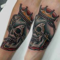 Tatuaje de una calavera con corona y un cienpiés larguísimo