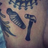 Tatuaje de un martillo y una momia