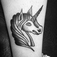 Tatuaje de una cabeza de unicornio en blanco y negro