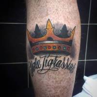 Tatuaje de una corona a color con una frase
