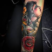 Tatuaje de una cabeza de chica con un reloj de arena y una rosa
