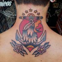 Tatuaje de una ancla con una cabeza de águila un sol, estrellas y flores
