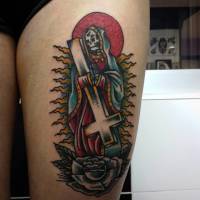Tatuaje de un esqueleto aguantando una cruz