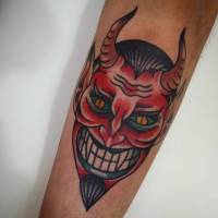 Tatuaje de un demonio enseñando los dientes