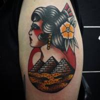 Tatuaje de una chica y las pirámides de egipto