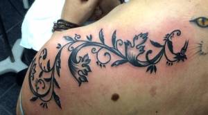 Tatuaje de plantas en el hombro