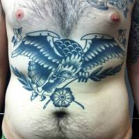 Tatuaje de un águila en blanco y negro en la barriga