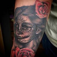 Tatuaje de una calavera mexicana con rosas