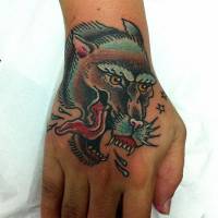 Tatuaje de una cabeza de lobo en la mano