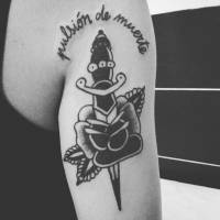 Tatuaje de una daga atravesando una rosa en blanco y negro
