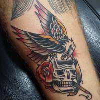 Tatuaje old school de un águila encima de una calavera