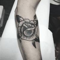 Tatuaje de una rosa en el brazo