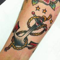 Tatuaje de una ancla y su cuerda