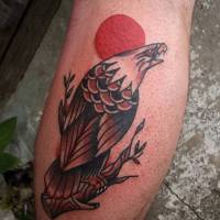 Tatuaje de un águila con un sol rojo detrás