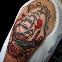 Tatuaje de un barco y un faro