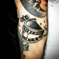 Tatuaje de una dentadura de vampiro postiza