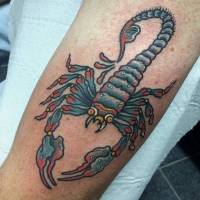 Tatuaje de un escorpión old school a color 