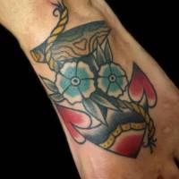 Tatuaje de una ancla con flores