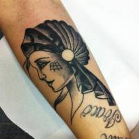 Tatuaje de una chica con una telaraña tatuada en la cara