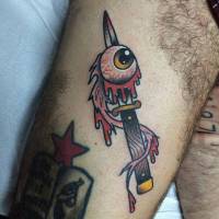 Tatuaje de un puñal con un ojo atravesado