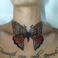 Tatuaje de una mariposa old school en el cuello