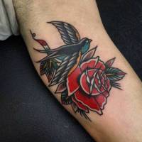 Tatuaje de una golondrina y una rosa