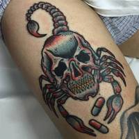 Tatuaje de una calavera-escorpión con pastillas
