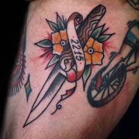Tatuaje old school de un cuchillo y una cinta