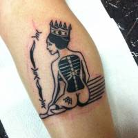 Tatuaje de una chica con el esqueleto al aire