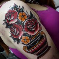 Tatuaje de un jarrón con flores