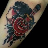 Tatuaje de una señora y una flor clavada con un cuchillo