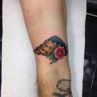 Tatuaje de una caracola y una flor