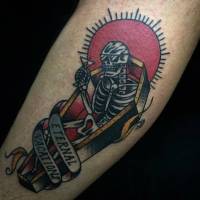 Tatuaje de un esqueleto tomando un cocktel en su ataud