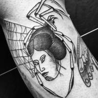 Tatuaje de una araña con cabeza de geisha