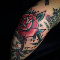 Tatuaje de una rosa en el codo