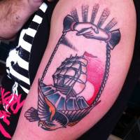 Tatuaje old school con unas manos un barco y un águila