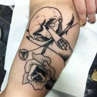 Tatuaje de una mano sujetando una calavera