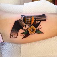 Tatuaje de una pistola y una flor