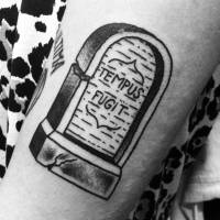 Tatuaje de una lápida con la inscripción Tempus Fugit
