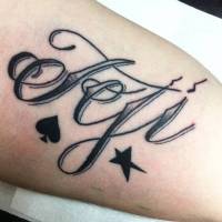 Tattoo de un nombre con una pica y una estrella
