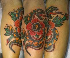 Tatuaje de una serpiente enroscada en una flor