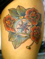 Tatuaje de una brújula entre flores